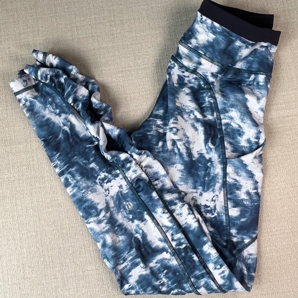 Lululemon Tight Stuff Tight Women Size 4 Blue White Abstract Ruched Leggings